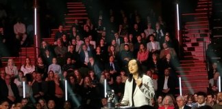 Audrey Tang prejela švedsko nagrado za uporabo tehnologije za krepitev vloge državljanov Foto: Tajvanska veleposlanica za kibernetsko varnost Audrey Tang na podelitvi nagrad Right Livelihood Awards v Stockholmu na Švedskem.