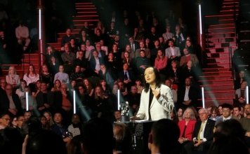 Audrey Tang prejela švedsko nagrado za uporabo tehnologije za krepitev vloge državljanov Foto: Tajvanska veleposlanica za kibernetsko varnost Audrey Tang na podelitvi nagrad Right Livelihood Awards v Stockholmu na Švedskem.