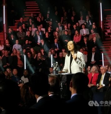 Audrey Tang prejela švedsko nagrado za uporabo tehnologije za krepitev vloge državljanov Foto: Tajvanska veleposlanica za kibernetsko varnost Audrey Tang na podelitvi nagrad Right Livelihood Awards v Stockholmu na Švedskem.