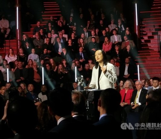 Audrey Tang prejela švedsko nagrado za uporabo tehnologije za krepitev vloge državljanov Foto: Tajvanska veleposlanica za kibernetsko varnost Audrey Tang na podelitvi nagrad Right Livelihood Awards v Stockholmu na Švedskem.