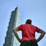 Ameriški plezalec Alex Honnold bo 24. januarja opravil »free solo« vzpon na nebotičnik Taipei 101 Foto: Ameriški plezalec Alex Honnold bo »brez varoval« osvojil Taipei 101 v posebni oddaji Netflixa.