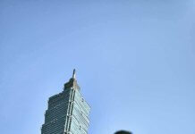 Ameriški plezalec Alex Honnold bo 24. januarja opravil »free solo« vzpon na nebotičnik Taipei 101 Foto: Ameriški plezalec Alex Honnold bo »brez varoval« osvojil Taipei 101 v posebni oddaji Netflixa.