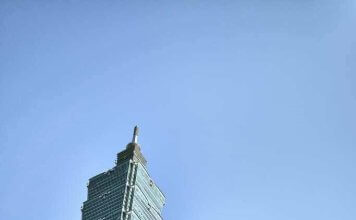 Ameriški plezalec Alex Honnold bo 24. januarja opravil »free solo« vzpon na nebotičnik Taipei 101 Foto: Ameriški plezalec Alex Honnold bo »brez varoval« osvojil Taipei 101 v posebni oddaji Netflixa.