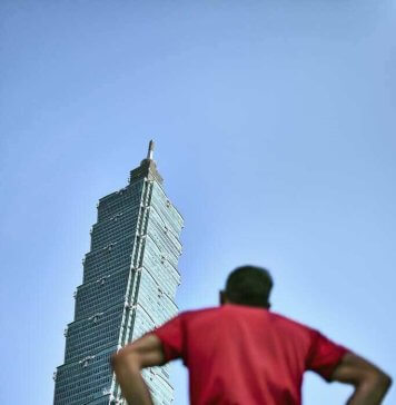 Ameriški plezalec Alex Honnold bo 24. januarja opravil »free solo« vzpon na nebotičnik Taipei 101 Foto: Ameriški plezalec Alex Honnold bo »brez varoval« osvojil Taipei 101 v posebni oddaji Netflixa.