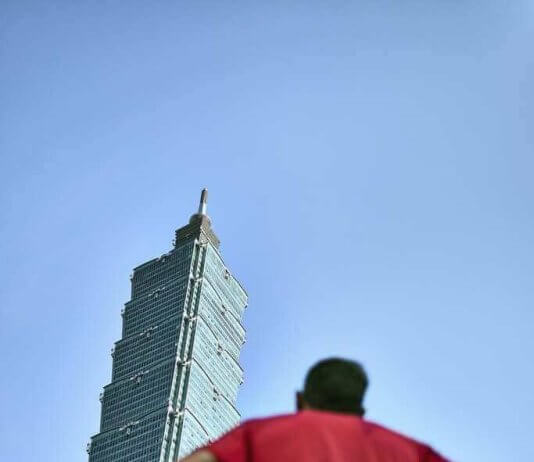Ameriški plezalec Alex Honnold bo 24. januarja opravil »free solo« vzpon na nebotičnik Taipei 101 Foto: Ameriški plezalec Alex Honnold bo »brez varoval« osvojil Taipei 101 v posebni oddaji Netflixa.