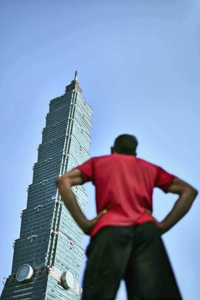 Foto: Ameriški plezalec Alex Honnold bo »brez varoval« osvojil Taipei 101 v posebni oddaji Netflixa. Foto: Ameriški plezalec Alex Honnold bo »brez varoval« osvojil Taipei 101 v posebni oddaji Netflixa.