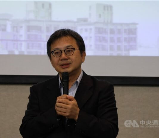 Tajvan je olajšal omejitve glede dela in prebivanja za tuje strokovnjake Foto: Namestnik ministra za nacionalni razvoj Jan Fang-guan je v torek na medijski konferenci v Tajpeju spregovoril o spremembah Zakona o zaposlovanju in zaposlovanju tujih strokovnjakov.