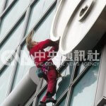 Francoski »Spider-Man« pohvalil Honnoldov vzpon na Taipei 101 Foto: Alain Robert, znan kot »francoski Spider-Man«, pleza po stolpnici Taipei 101 leta 2004.