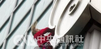 Francoski »Spider-Man« pohvalil Honnoldov vzpon na Taipei 101 Foto: Alain Robert, znan kot »francoski Spider-Man«, pleza po stolpnici Taipei 101 leta 2004.