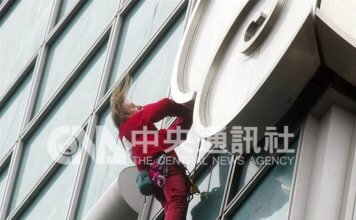 Francoski »Spider-Man« pohvalil Honnoldov vzpon na Taipei 101 Foto: Alain Robert, znan kot »francoski Spider-Man«, pleza po stolpnici Taipei 101 leta 2004.