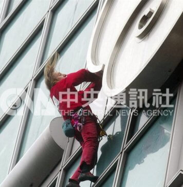 Francoski »Spider-Man« pohvalil Honnoldov vzpon na Taipei 101 Foto: Alain Robert, znan kot »francoski Spider-Man«, pleza po stolpnici Taipei 101 leta 2004.