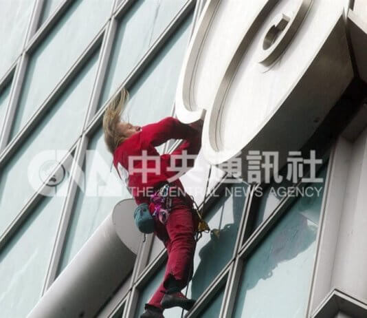Francoski »Spider-Man« pohvalil Honnoldov vzpon na Taipei 101 Foto: Alain Robert, znan kot »francoski Spider-Man«, pleza po stolpnici Taipei 101 leta 2004.