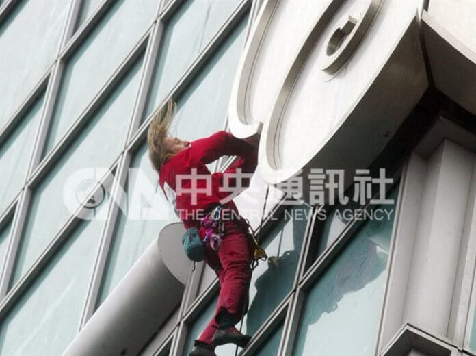 Foto: Alain Robert, znan kot »francoski Spider-Man«, pleza po stolpnici Taipei 101 leta 2004. Foto: Alain Robert, znan kot »francoski Spider-Man«, pleza po stolpnici Taipei 101 leta 2004.