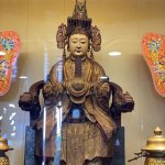 Sova si je izbrala boginjo Mazu v templju Miaolija Foto: Gorska sova sedi na glavi kipa Mazu v templju Quan Hua v okrožju Miaolija, kjer je domovala dve noči in tri dni, preden je odletela (CNA).