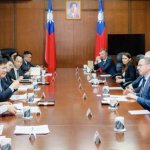 Evropski zakonodajalci na sprejemu pri zunanjem ministru Linu Foto: Zunanji minister Lin Chia-lung (tretji z leve) z evropskimi parlamentarci razpravlja o odnosih med Tajvanom in Evropo.