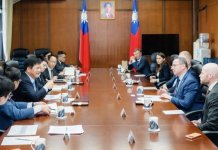 Evropski zakonodajalci na sprejemu pri zunanjem ministru Linu Foto: Zunanji minister Lin Chia-lung (tretji z leve) z evropskimi parlamentarci razpravlja o odnosih med Tajvanom in Evropo.