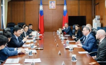 Evropski zakonodajalci na sprejemu pri zunanjem ministru Linu Foto: Zunanji minister Lin Chia-lung (tretji z leve) z evropskimi parlamentarci razpravlja o odnosih med Tajvanom in Evropo.