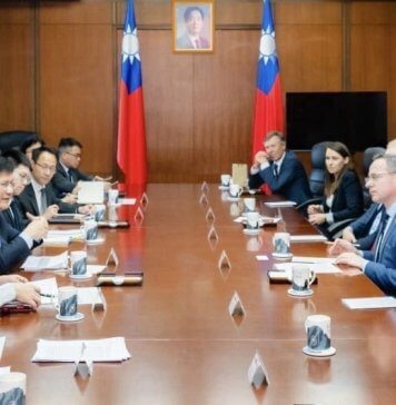 Evropski zakonodajalci na sprejemu pri zunanjem ministru Linu Foto: Zunanji minister Lin Chia-lung (tretji z leve) z evropskimi parlamentarci razpravlja o odnosih med Tajvanom in Evropo.