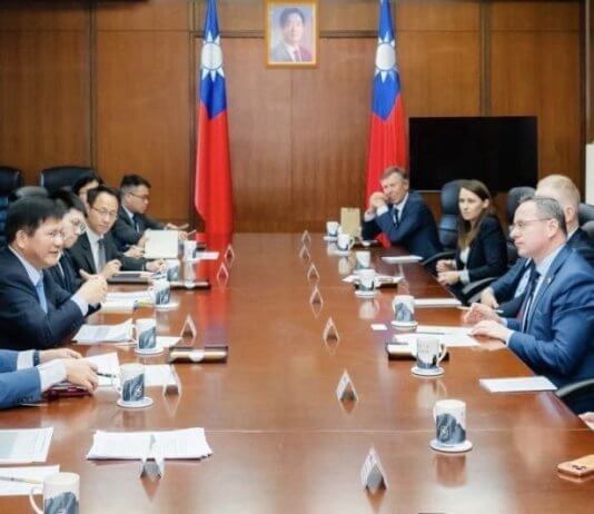 Evropski zakonodajalci na sprejemu pri zunanjem ministru Linu Foto: Zunanji minister Lin Chia-lung (tretji z leve) z evropskimi parlamentarci razpravlja o odnosih med Tajvanom in Evropo.