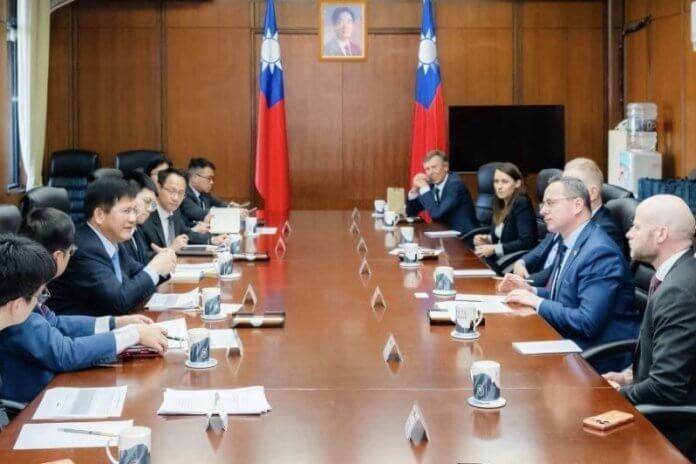 Foto: Zunanji minister Lin Chia-lung (tretji z leve) z evropskimi parlamentarci razpravlja o odnosih med Tajvanom in Evropo.