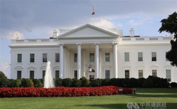 Trump in Xi razpravljata o prodaji orožja Tajvanu; Bela hiša pravi, da politika ostaja nespremenjena