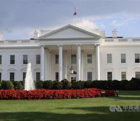 Trump in Xi razpravljata o prodaji orožja Tajvanu; Bela hiša pravi, da politika ostaja nespremenjena