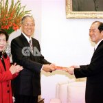 Pogled v preteklost demokracije: Tajvan praznuje 30. obletnico prvih neposrednih predsedniških volitev Foto: Takratni predsednik Lee Teng-hui (v sredini), v spremstvu svoje žene Tseng Wen-hui, 1. aprila 1996 v predsedniški pisarni prejema potrdilo o izvolitvi iz rok takratnega predsednika Centralne volilne komisije Huanga Kun-huija.