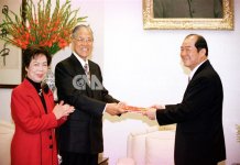 Pogled v preteklost demokracije: Tajvan praznuje 30. obletnico prvih neposrednih predsedniških volitev Foto: Takratni predsednik Lee Teng-hui (v sredini), v spremstvu svoje žene Tseng Wen-hui, 1. aprila 1996 v predsedniški pisarni prejema potrdilo o izvolitvi iz rok takratnega predsednika Centralne volilne komisije Huanga Kun-huija.