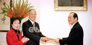 Pogled v preteklost demokracije: Tajvan praznuje 30. obletnico prvih neposrednih predsedniških volitev Foto: Takratni predsednik Lee Teng-hui (v sredini), v spremstvu svoje žene Tseng Wen-hui, 1. aprila 1996 v predsedniški pisarni prejema potrdilo o izvolitvi iz rok takratnega predsednika Centralne volilne komisije Huanga Kun-huija.