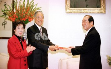 Pogled v preteklost demokracije: Tajvan praznuje 30. obletnico prvih neposrednih predsedniških volitev Foto: Takratni predsednik Lee Teng-hui (v sredini), v spremstvu svoje žene Tseng Wen-hui, 1. aprila 1996 v predsedniški pisarni prejema potrdilo o izvolitvi iz rok takratnega predsednika Centralne volilne komisije Huanga Kun-huija.