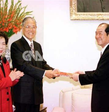 Pogled v preteklost demokracije: Tajvan praznuje 30. obletnico prvih neposrednih predsedniških volitev Foto: Takratni predsednik Lee Teng-hui (v sredini), v spremstvu svoje žene Tseng Wen-hui, 1. aprila 1996 v predsedniški pisarni prejema potrdilo o izvolitvi iz rok takratnega predsednika Centralne volilne komisije Huanga Kun-huija.