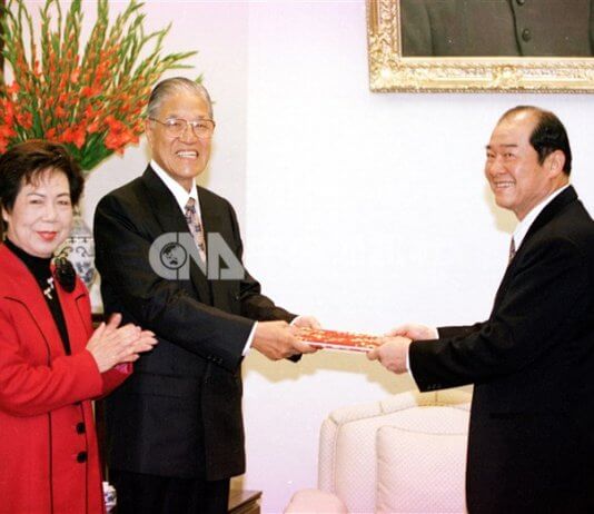 Pogled v preteklost demokracije: Tajvan praznuje 30. obletnico prvih neposrednih predsedniških volitev Foto: Takratni predsednik Lee Teng-hui (v sredini), v spremstvu svoje žene Tseng Wen-hui, 1. aprila 1996 v predsedniški pisarni prejema potrdilo o izvolitvi iz rok takratnega predsednika Centralne volilne komisije Huanga Kun-huija.