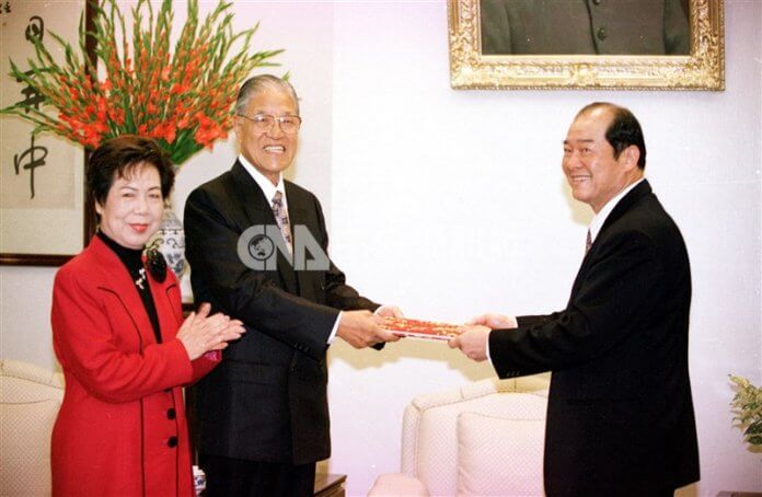 Foto: Takratni predsednik Lee Teng-hui (v sredini), v spremstvu svoje žene Tseng Wen-hui, 1. aprila 1996 v predsedniški pisarni prejema potrdilo o izvolitvi iz rok takratnega predsednika Centralne volilne komisije Huanga Kun-huija. Foto: Takratni predsednik Lee Teng-hui (v sredini), v spremstvu svoje žene Tseng Wen-hui, 1. aprila 1996 v predsedniški pisarni prejema potrdilo o izvolitvi iz rok takratnega predsednika Centralne volilne komisije Huanga Kun-huija.
