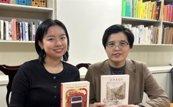 Tajvanski roman se je prvič uvrstil na ožji seznam za mednarodno nagrado Booker Foto: Tajvanska avtorica romana »Potopis po Tajvanu« Yang Shuang-zi (levo) in prevajalka knjige Lin King.