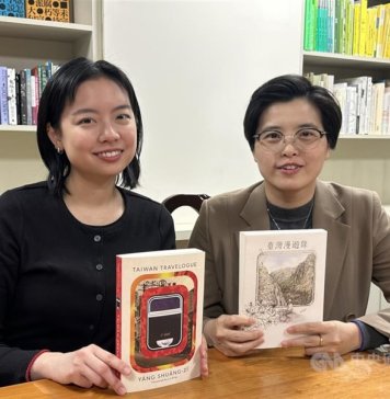 Tajvanski roman se je prvič uvrstil na ožji seznam za mednarodno nagrado Booker Foto: Tajvanska avtorica romana »Potopis po Tajvanu« Yang Shuang-zi (levo) in prevajalka knjige Lin King.