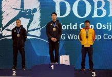 Tajvanski telovadec Tang osvojil zlato na bradlji na svetovnem pokalu v Osijeku Tajvanski telovadec Tang Chia-hung (v sredini) pozira z zlato medaljo na stopničkah ob srebrnem in bronastem medalistu v nedeljo na Hrvaškem. Foto: Huang Bo-rui