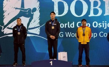 Tajvanski telovadec Tang osvojil zlato na bradlji na svetovnem pokalu v Osijeku Tajvanski telovadec Tang Chia-hung (v sredini) pozira z zlato medaljo na stopničkah ob srebrnem in bronastem medalistu v nedeljo na Hrvaškem. Foto: Huang Bo-rui