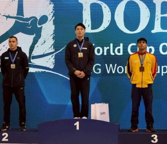 Tajvanski telovadec Tang osvojil zlato na bradlji na svetovnem pokalu v Osijeku Tajvanski telovadec Tang Chia-hung (v sredini) pozira z zlato medaljo na stopničkah ob srebrnem in bronastem medalistu v nedeljo na Hrvaškem. Foto: Huang Bo-rui
