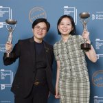 Yang Shuang-zi v govoru ob prejemu nagrade Booker počasti tajvansko književnost Avtorica knjige »Potovanje po Tajvanu« Yang Shuang-zi (levo) in prevajalka knjige v angleščino Lin King. Fotografija CNA, 20. maj 2026