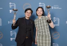 Yang Shuang-zi v govoru ob prejemu nagrade Booker počasti tajvansko književnost Avtorica knjige »Potovanje po Tajvanu« Yang Shuang-zi (levo) in prevajalka knjige v angleščino Lin King. Fotografija CNA, 20. maj 2026