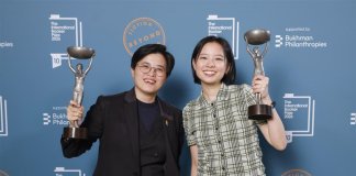 Yang Shuang-zi v govoru ob prejemu nagrade Booker počasti tajvansko književnost Avtorica knjige »Potovanje po Tajvanu« Yang Shuang-zi (levo) in prevajalka knjige v angleščino Lin King. Fotografija CNA, 20. maj 2026