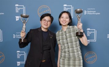 Yang Shuang-zi v govoru ob prejemu nagrade Booker počasti tajvansko književnost Avtorica knjige »Potovanje po Tajvanu« Yang Shuang-zi (levo) in prevajalka knjige v angleščino Lin King. Fotografija CNA, 20. maj 2026