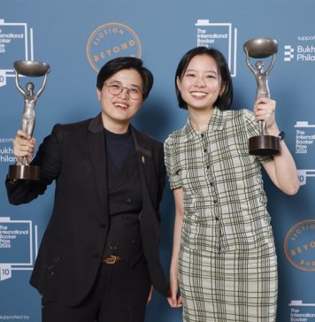 Yang Shuang-zi v govoru ob prejemu nagrade Booker počasti tajvansko književnost Avtorica knjige »Potovanje po Tajvanu« Yang Shuang-zi (levo) in prevajalka knjige v angleščino Lin King. Fotografija CNA, 20. maj 2026