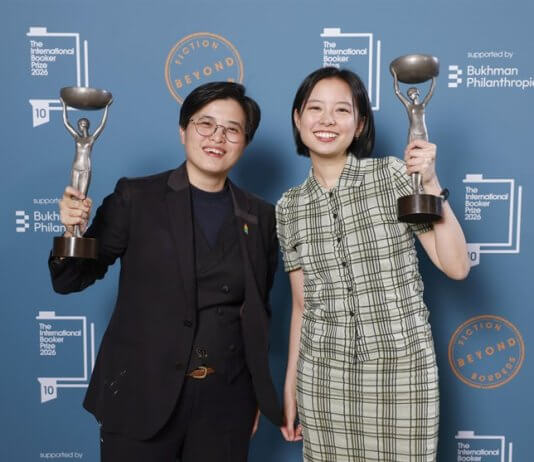 Yang Shuang-zi v govoru ob prejemu nagrade Booker počasti tajvansko književnost Avtorica knjige »Potovanje po Tajvanu« Yang Shuang-zi (levo) in prevajalka knjige v angleščino Lin King. Fotografija CNA, 20. maj 2026