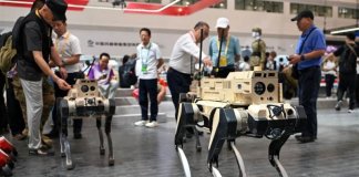 INTERVJU/Tajvan potrebuje večplastno obrambo pred kitajskimi »robotskimi volkovi« Dva štirinožna robota, razstavljena v vojaški razstavni dvorani na Mednarodnem letalskem in vesoljskem sejmu na Kitajskem leta 2024. Foto: China News Service.