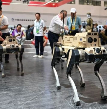 INTERVJU/Tajvan potrebuje večplastno obrambo pred kitajskimi »robotskimi volkovi« Dva štirinožna robota, razstavljena v vojaški razstavni dvorani na Mednarodnem letalskem in vesoljskem sejmu na Kitajskem leta 2024. Foto: China News Service.