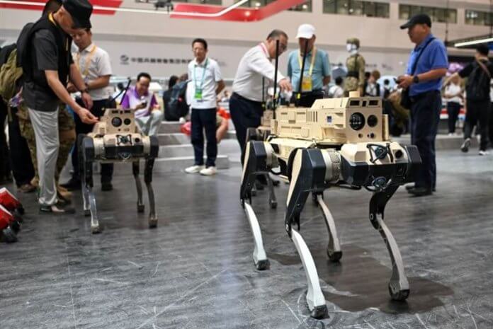 Dva štirinožna robota, razstavljena v vojaški razstavni dvorani na Mednarodnem letalskem in vesoljskem sejmu na Kitajskem leta 2024. Foto: China News Service.
