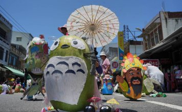 Festival zmajevih čolnov v znamenju tekmovanj in lubenic Foto: CNA.