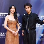 Nagrade »Golden Melody« 2026 Foto: Voditelja televizijske oddaje »Hakka« Chen Ming-chu in Agoo Lu pozirata na rdeči preprogi ob slovesnosti podelitve 37. nagrad »Golden Melody, CNA.