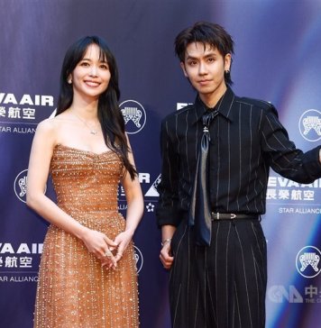 Nagrade »Golden Melody« 2026 Foto: Voditelja televizijske oddaje »Hakka« Chen Ming-chu in Agoo Lu pozirata na rdeči preprogi ob slovesnosti podelitve 37. nagrad »Golden Melody, CNA.